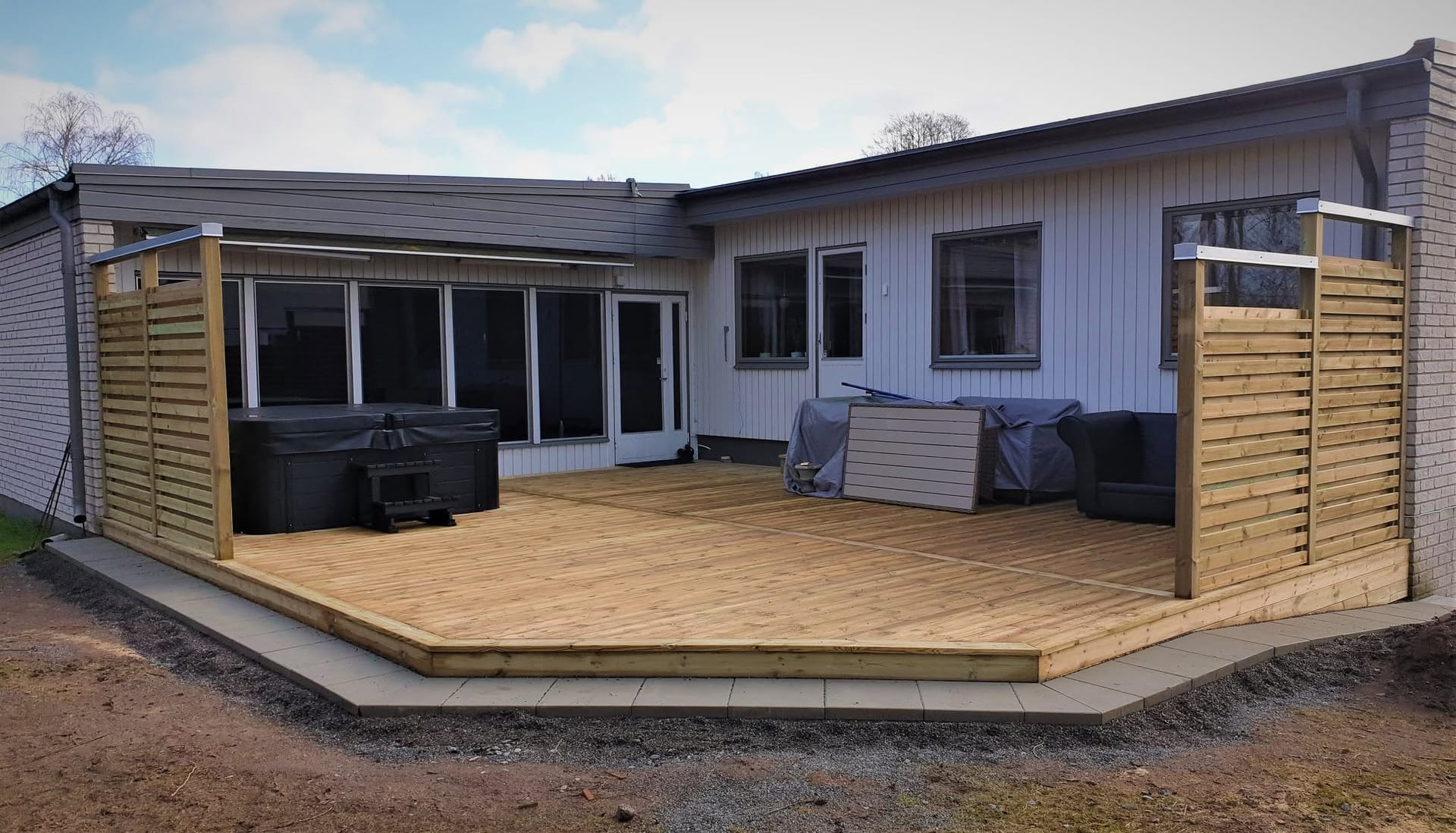 Färdig altan med jacuzzi, skärmar och kantsten runt om