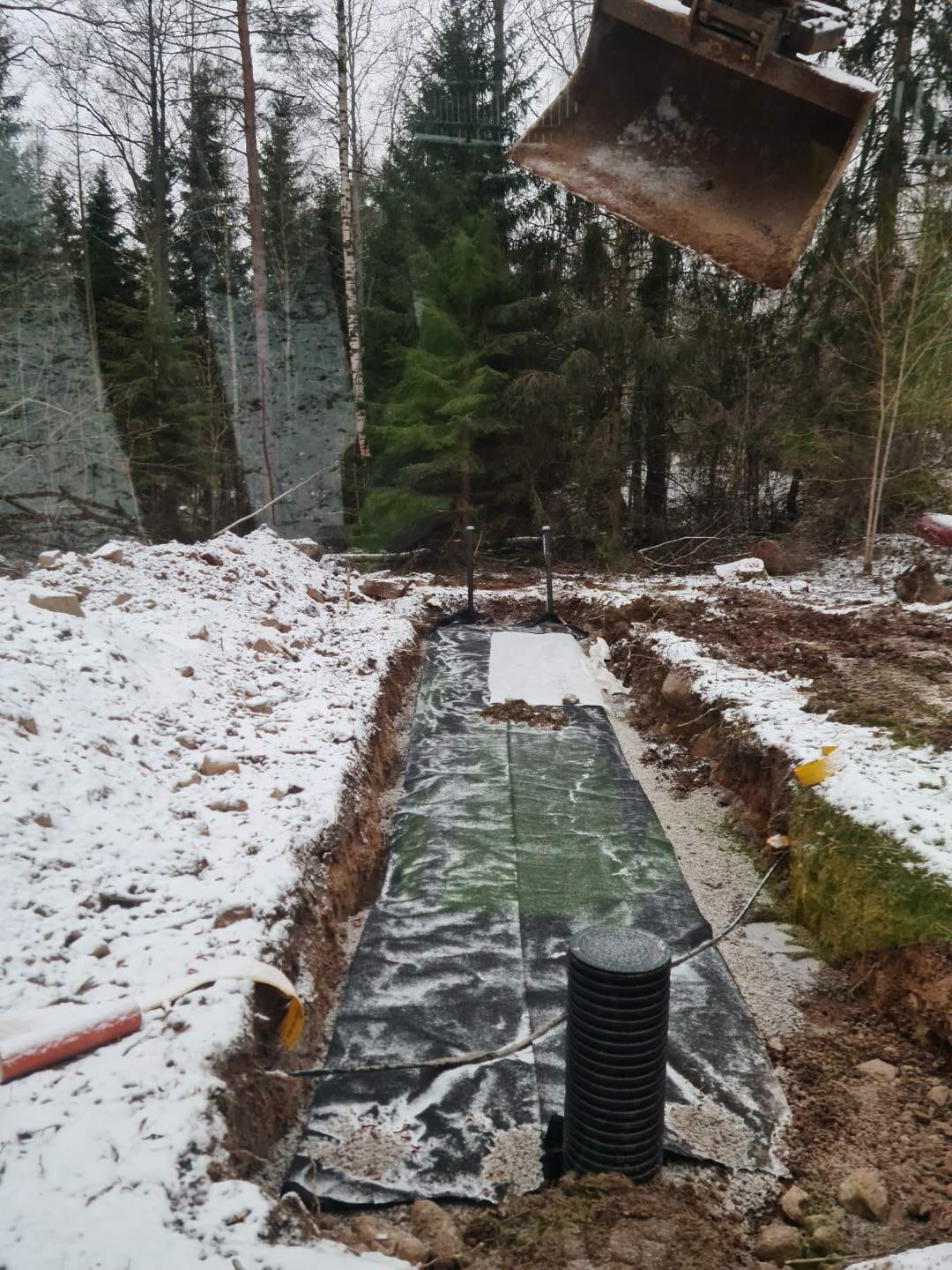 Schakt fodrat med geotextilduk och vertikal brunn i vintermark